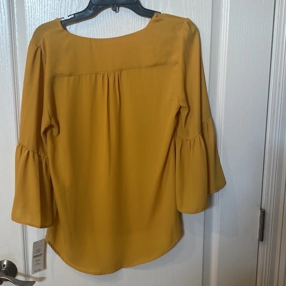 Valerie Stevens size S  3/4 bell sleeves Hi low hem Mustard top NWT
